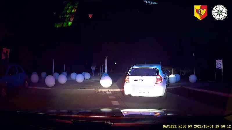 Záběry z pronásledování BMW v Praze. Prchající řidič na drogách měl už být ve vězení